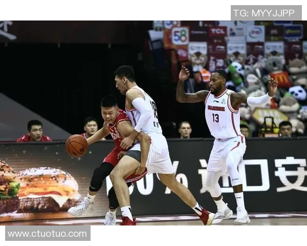 篮球足球双星齐聚帅气风采 揭秘球场外的魅力人生